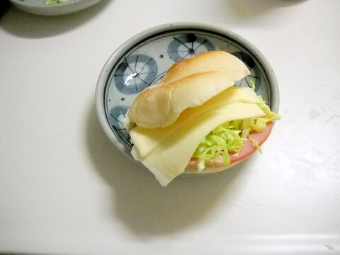 白い食卓ロールでカフェ風サンドイッチ